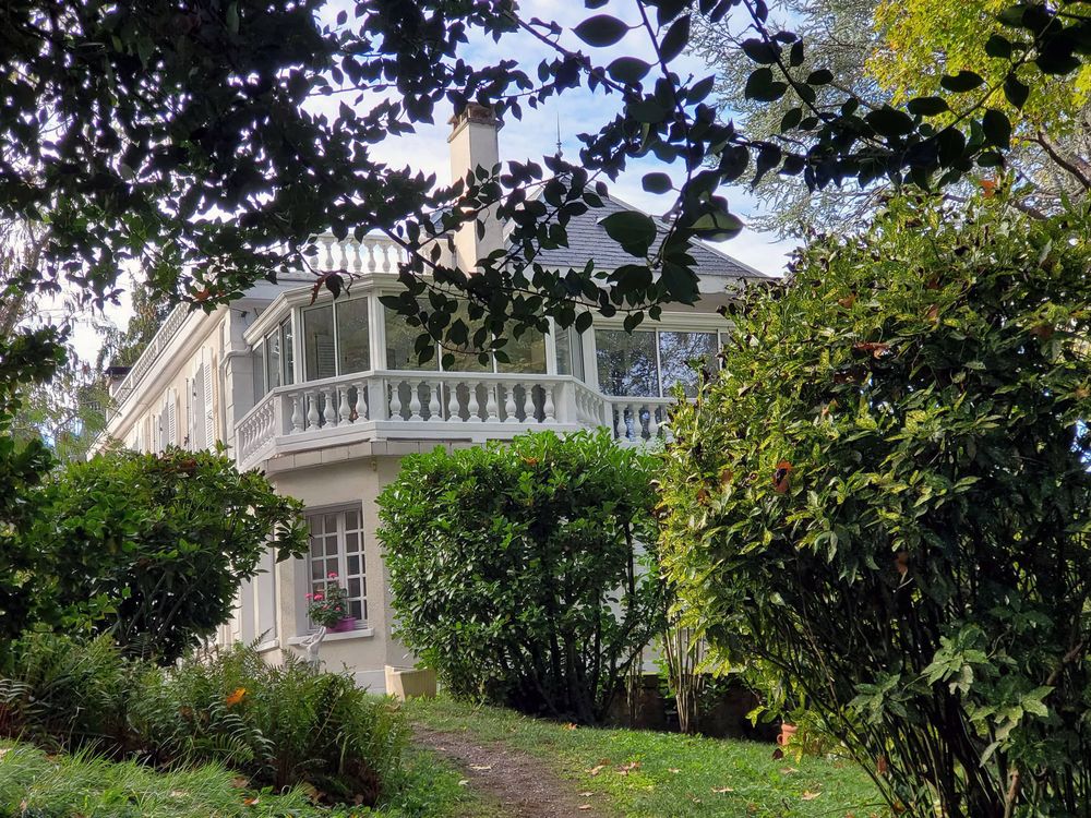 Vue sereine du jardin d'une suite au Logis Vélès, maison d'hôtes soulignant la tranquillité et l'hébergement de luxe en Aveyron.
