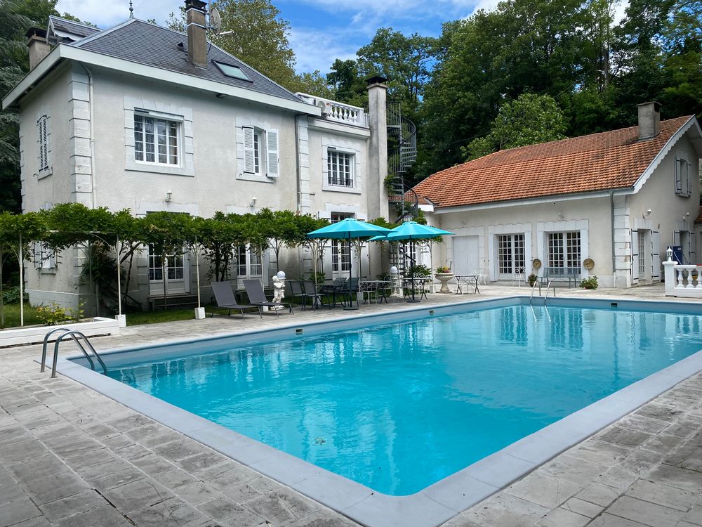 Espace événementiel polyvalent de 120m² au Logis Vélès, Aubin, parfait pour séminaires, réunions et événements de groupe en Aveyron.